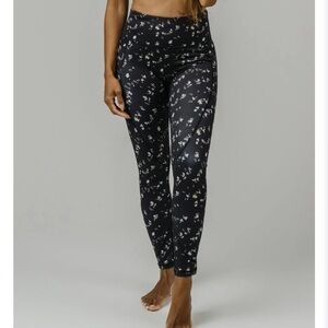 NEW - ZYIA black spark pocket Light N Tight - size 8-10